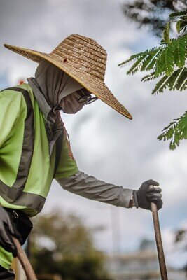 戶外清潔工的工作環境完全沒有遮蔭;更因公司提供的防曬裝備並不適合,唯有自行購買草帽及其他防曬裝備。政府於2023年終於制定酷熱指數作為戶外工友的休息安排。不過,我們仍在倡議政府部門要把相關安排納入標書,以及加入向工友提供有薪病假的條款,才能全面保障他們的權益。
